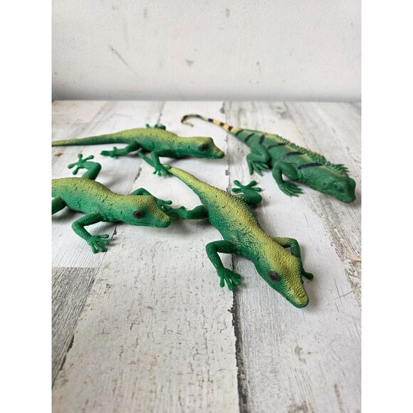Vintage imperial lizard iguana rubber toy set green amphibians Halloween iguana - Picture 1 of 12